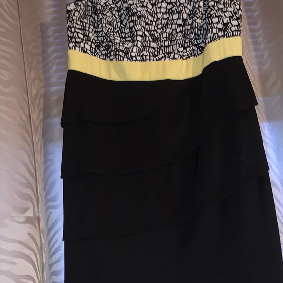 LIKE NEW dress with beautiful black ruffle bottom - Picture 5 of 8